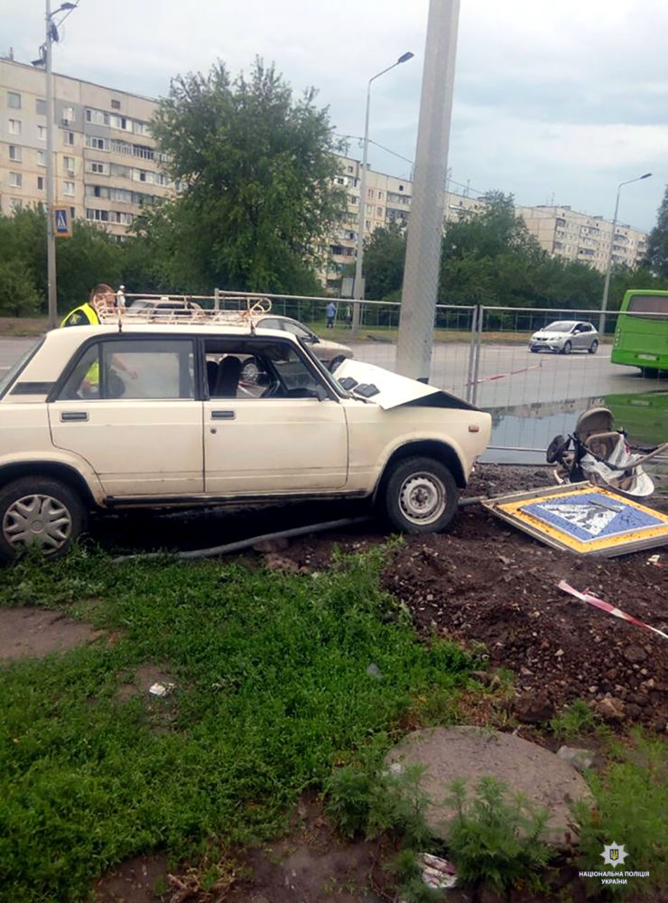 Малыш, которого в коляске сбил водитель легковой машины, умер в больнице – полиция