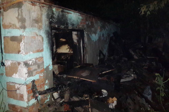 Под Харьковом пожарные вывели 82-летнего дедушку из горящего дома (фото)