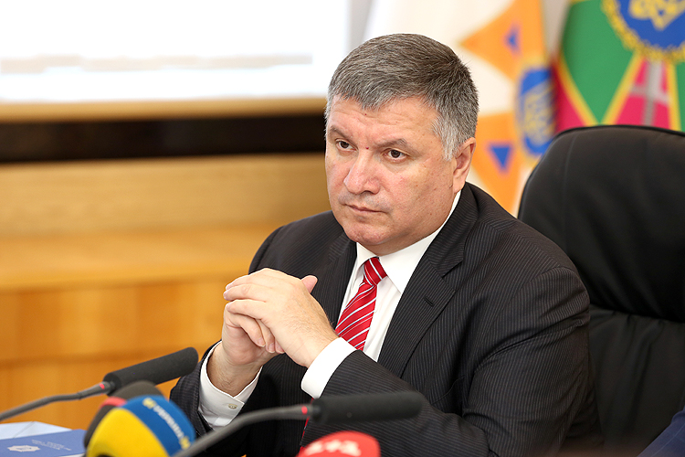 “Порошенко лжет, но по беспределу его “кончать” нельзя”, – Аваков