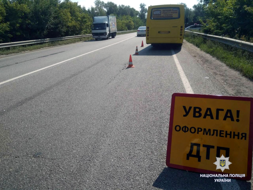 На Харьковщине произошла авария с участием пассажирского автобуса и грузовика (фото)