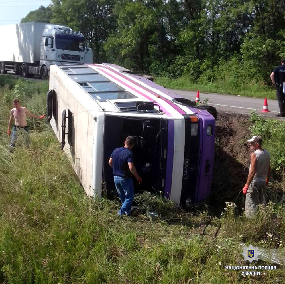 В Чугуевском районе перевернулся автобус