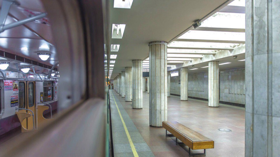 В харьковском метро неадекватный пассажир прыгнул на рельсы