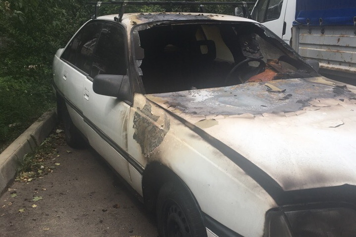 На Салтовке во дворе сгорел “Opel Omega”