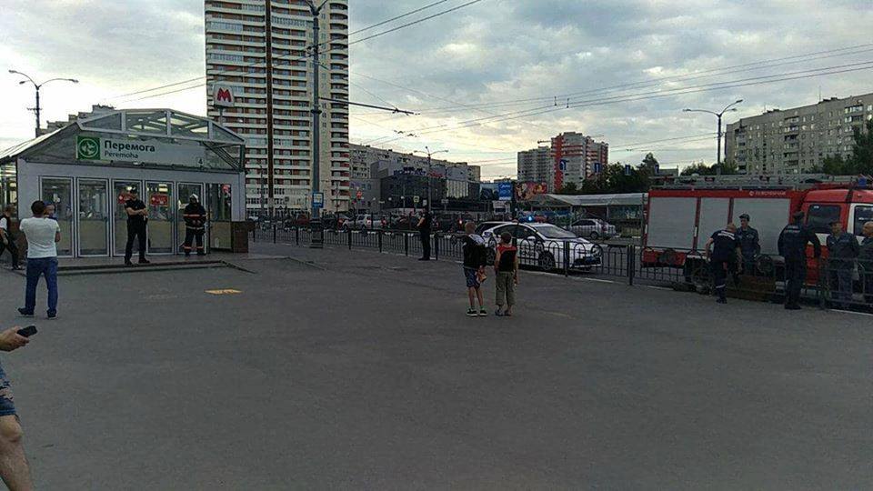 На станции метро “Победа” разлили вещество, похожее на ртуть