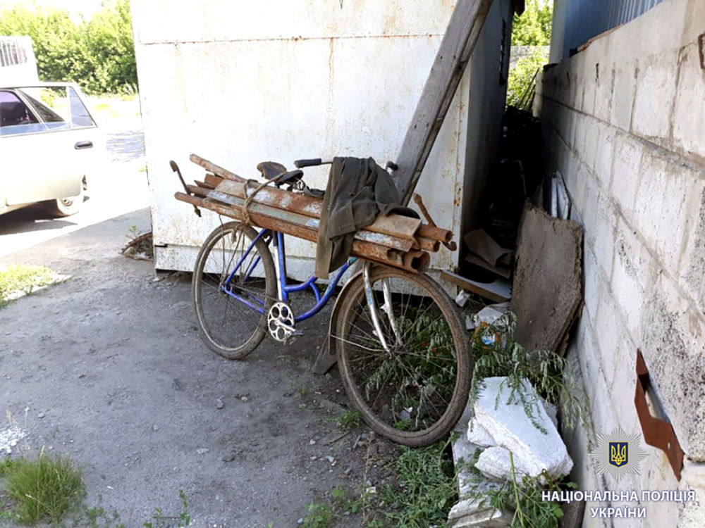 В Харьковской области мужчина воровал металлические трубы на кладбище (фото)