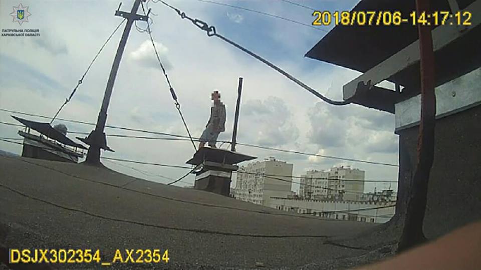 В Харькове патрульные помешали мужчине прыгнуть с крыши многоэтажки (фото)