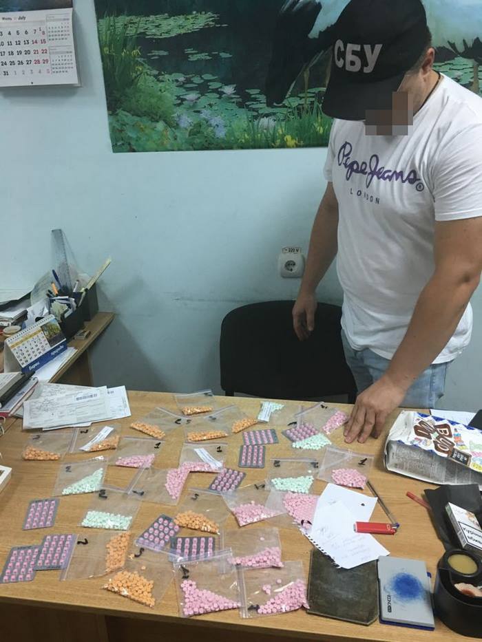 Житель Чугуева по почте отправлял анаболики, которые на “черном рынке” оценили в 60 тысяч гривен – СБУ
