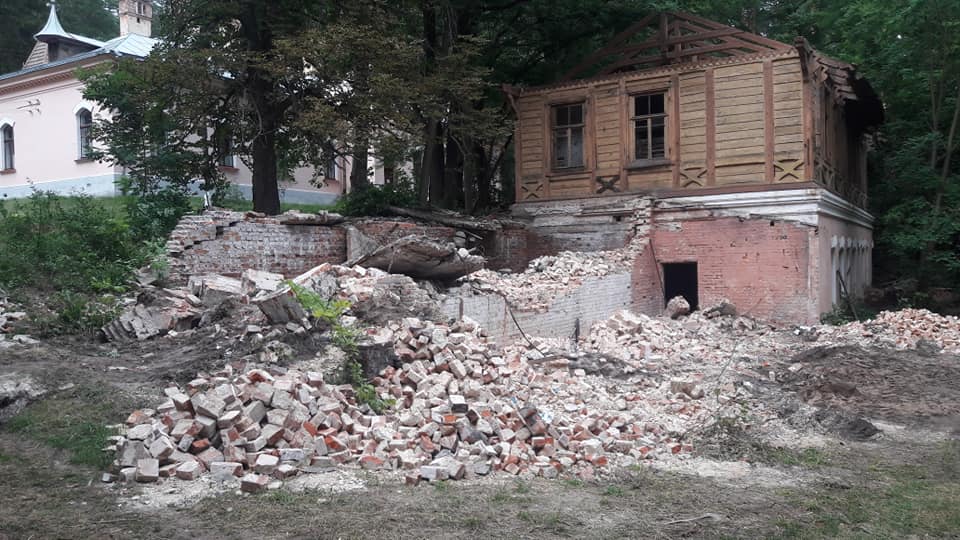 На Харьковщине старинную усадьбу разбирают на кирпичи – соцсети