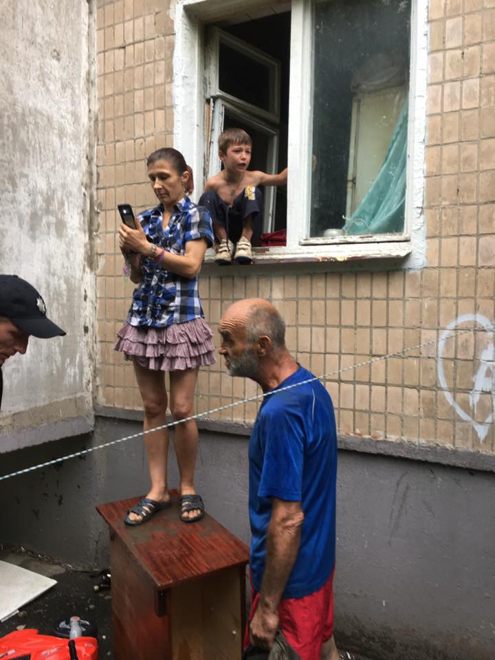 В Харькове неблагополучная мать угрожала прыгнуть вместе с детьми из окна