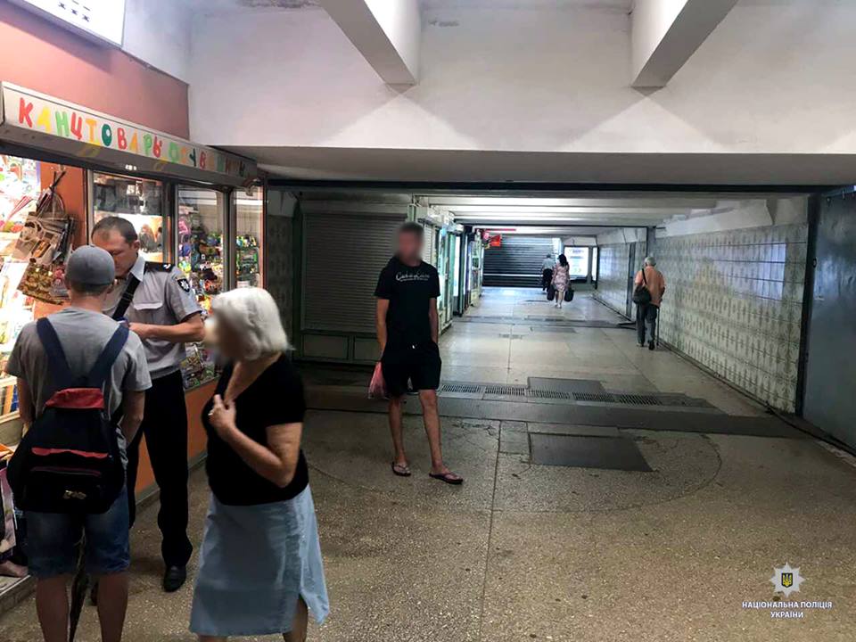 На станции метро “Студенческая” мужчина ограбил подростка