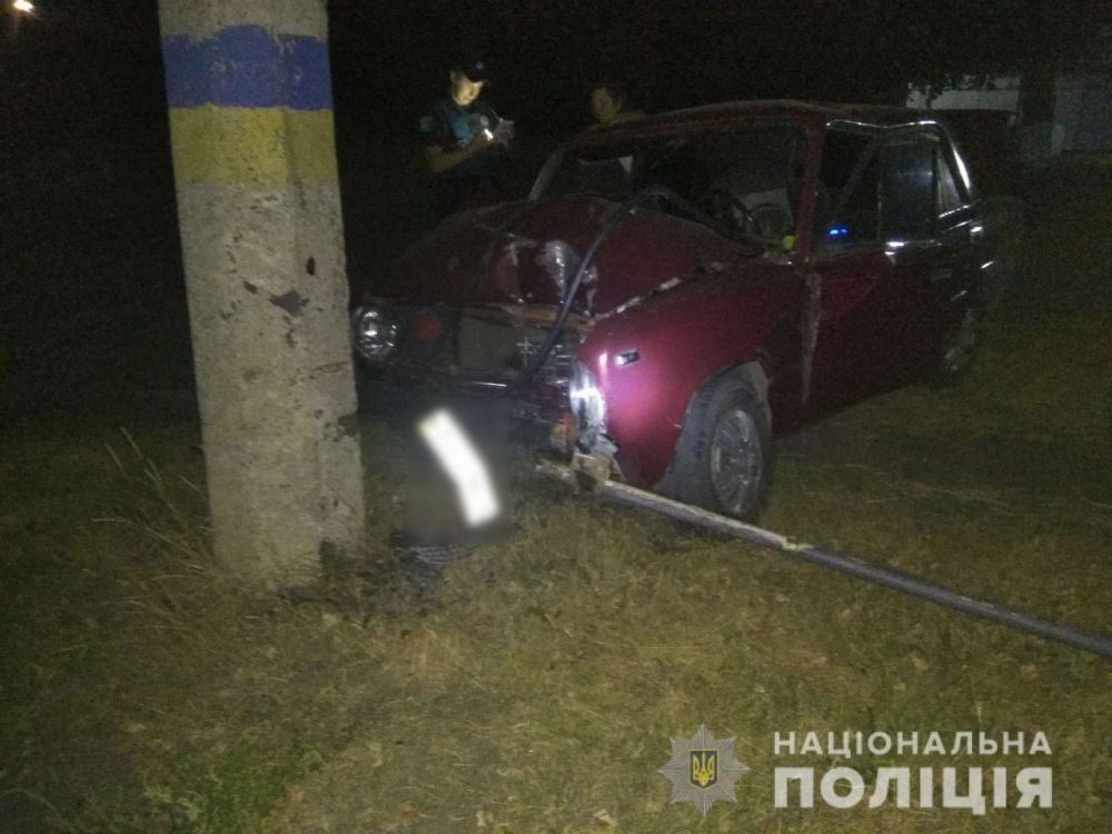 В Харькове водитель “копейки” врезался в электроопору (фото)