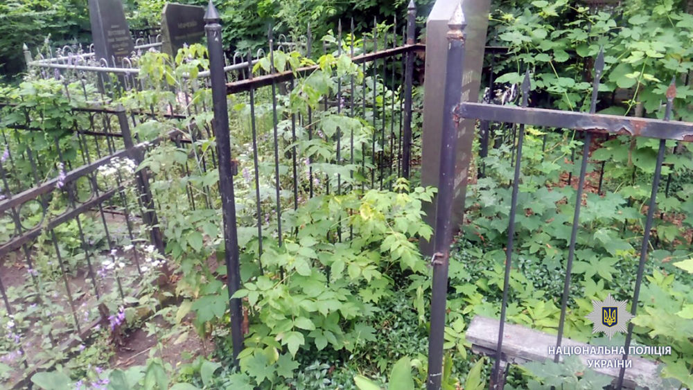 В Харькове задержали мужчину за наругательство над могилами (фото)