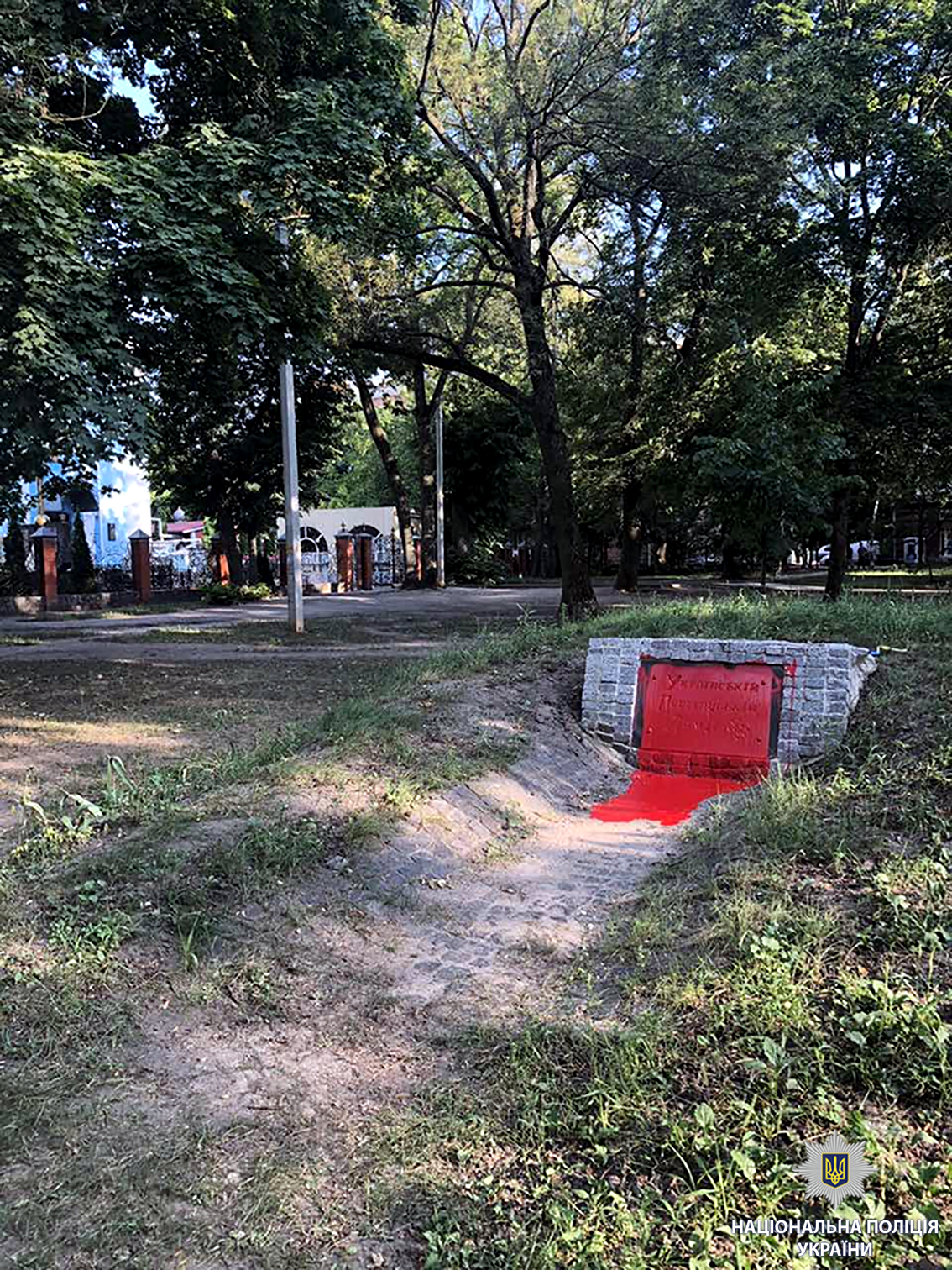 Полиция ищет заливших краской памятник воинам УПА в Харькове (видео)