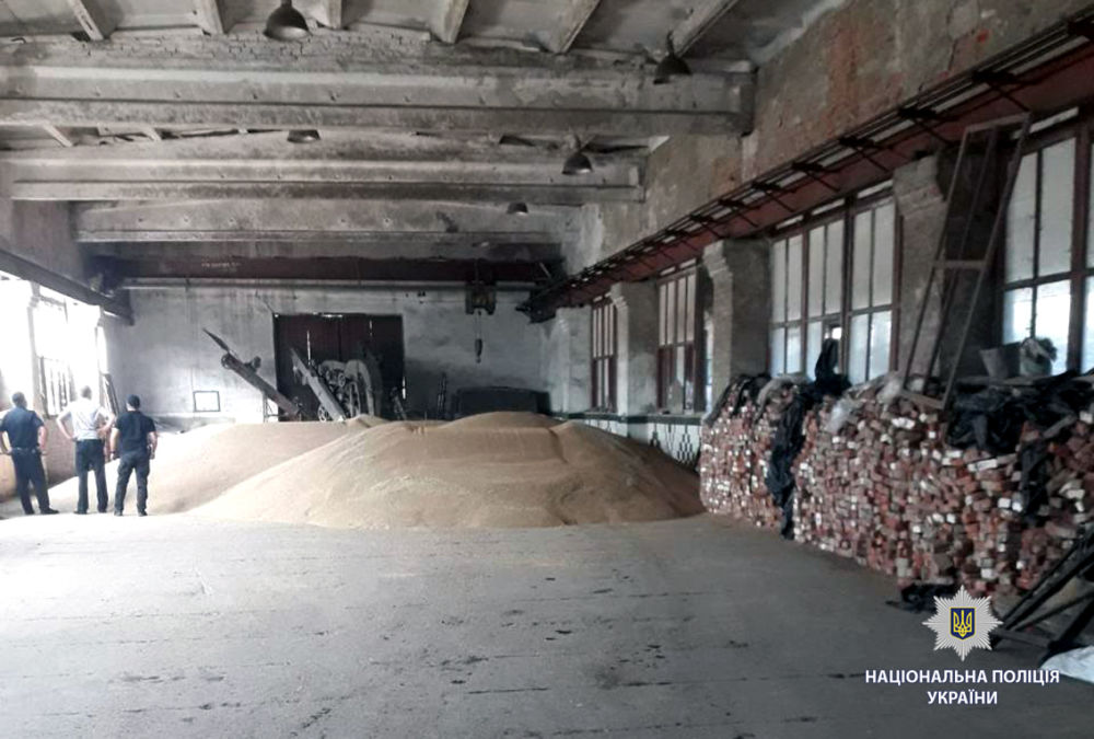 Под Харьковом у фермера украли две тонны зерна (фото)