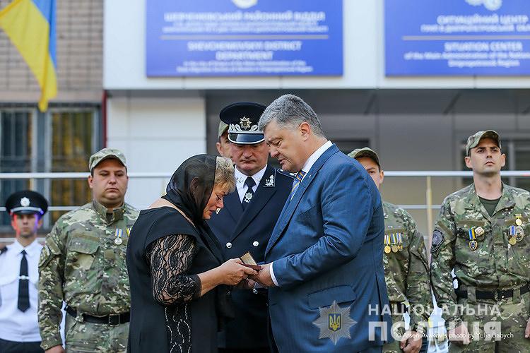 Президент наградил орденом «За мужество» III степени харьковских патрульных (фото)