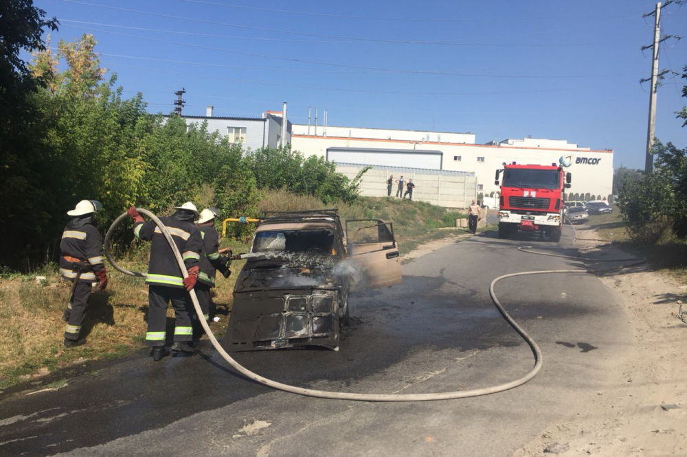 Под Харьковом во время движения загорелась “семерка” (фото)