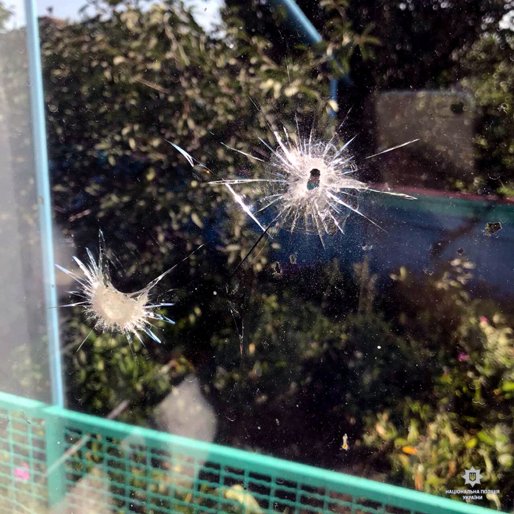 Под Харьковом пенсионеру во двор бросили гранату (фото)