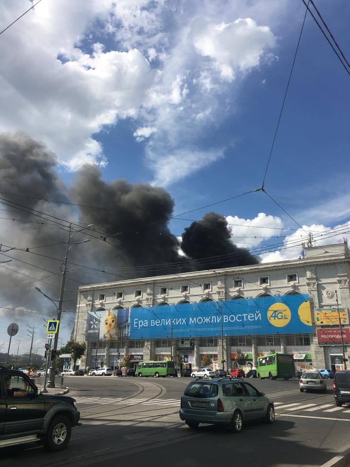 В центре Харькова горит бывший Губернаторский дворец (видео)