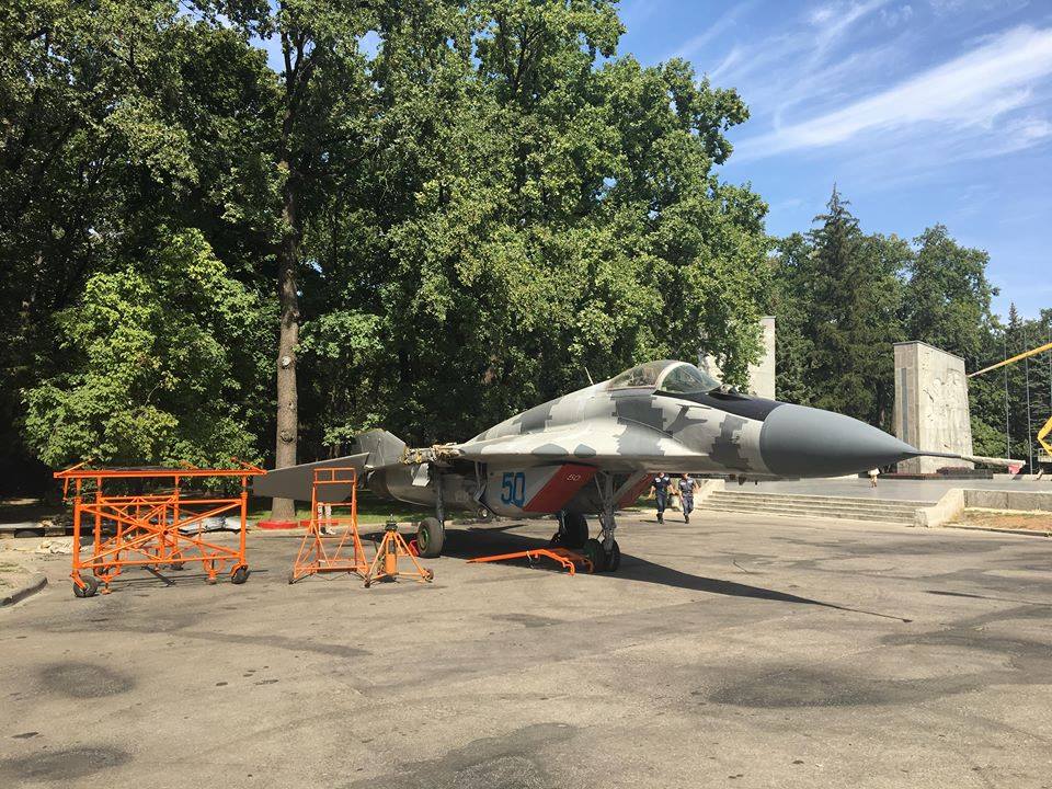 В центре Харькова “припарковали” военный самолет