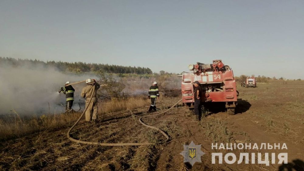 Обстоятельства пожара на свалке в Балаклейском районе устанавливает полиция (фото)