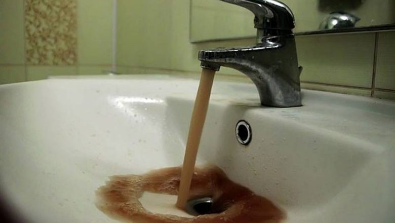 В одной из харьковских многоэтажек пятый день подряд вода из крана содержит песок