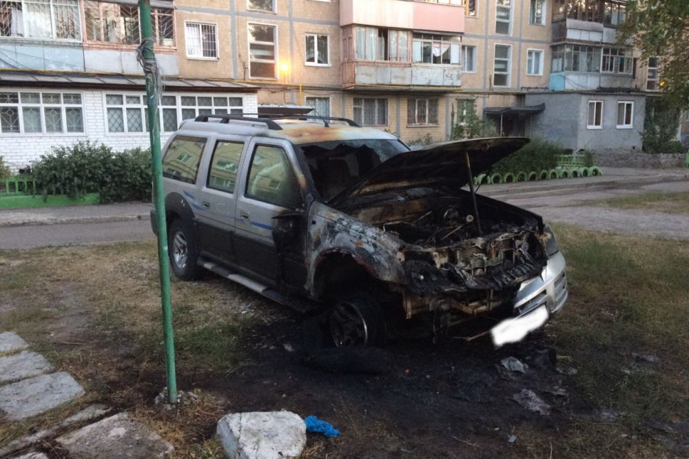 На Салтовке в одном из двором сгорел внедорожник (фото)