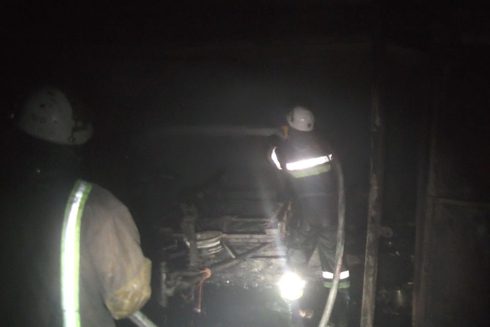 В Чугуеве произошел масштабный пожар в продовольственном склад-магазине (фото)