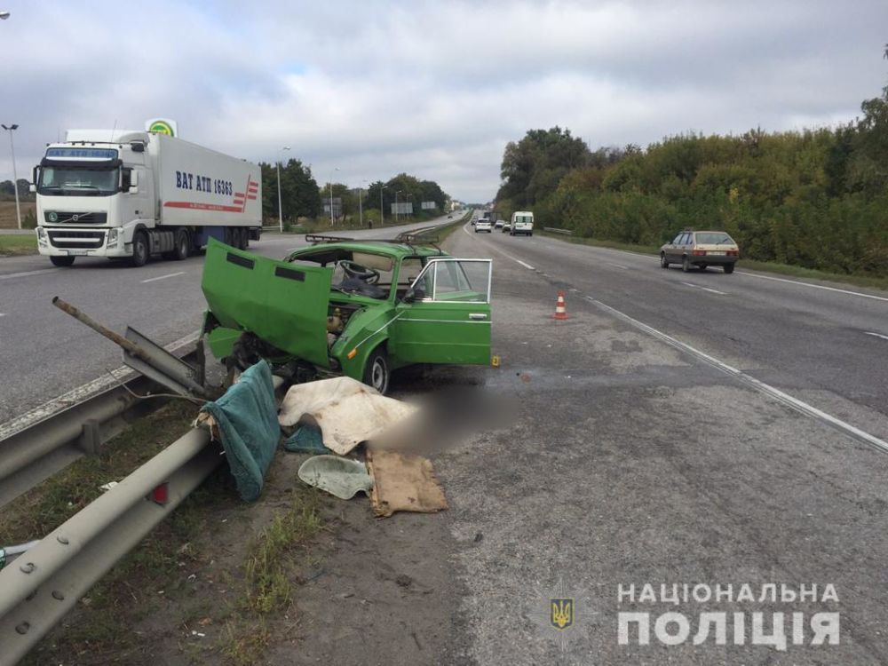 В Песочине ВАЗ влетел в отбойник: есть погибшие