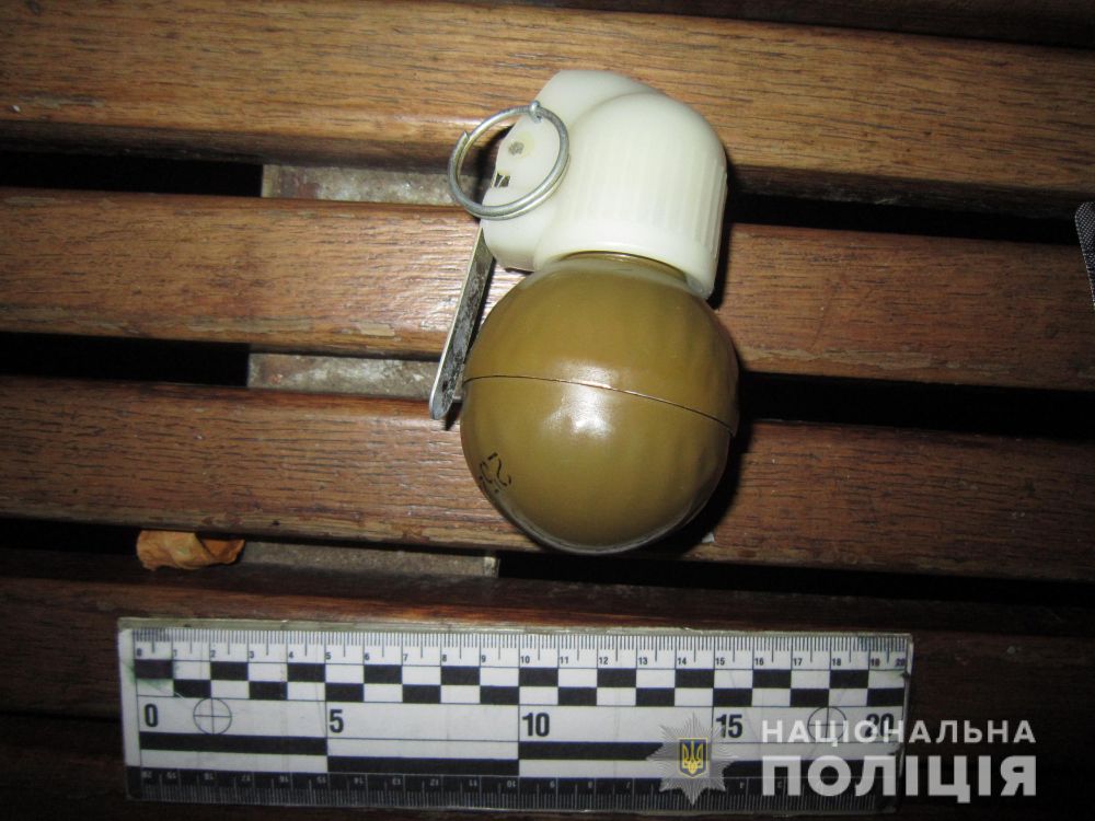 На Сумской задержали мужчину, который гулял с осколочной гранатой