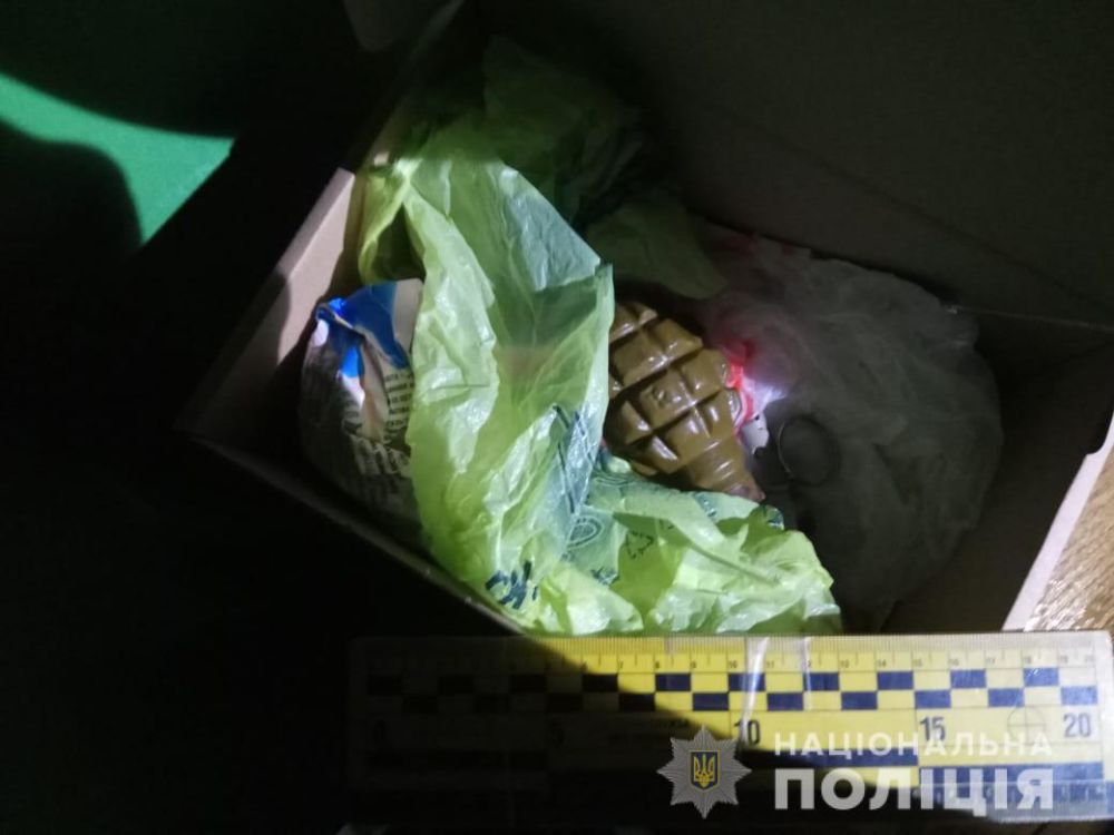 В Харькове неизвестный оставил коробку с корпусом гранаты в многоэтажном жилом доме (фото)