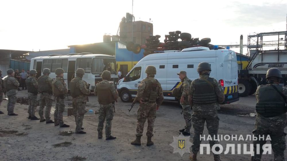 Полицейские задержали группу рейдеров, которые пытались захватить элеватор под Харьковом (фото, видео)