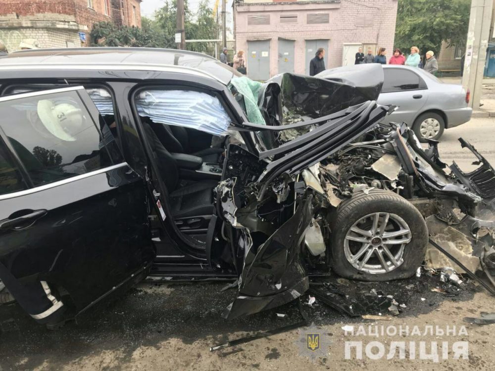В Харькове в маршрутку въехал BMW Х5: пострадали шестеро человек (фото, видео)