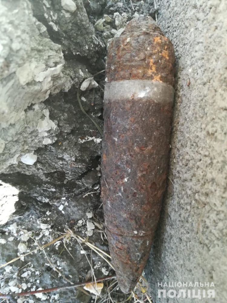 В Харькове “копы” устанавливают, при каких обстоятельствах снаряд попал на территорию школы (видео)