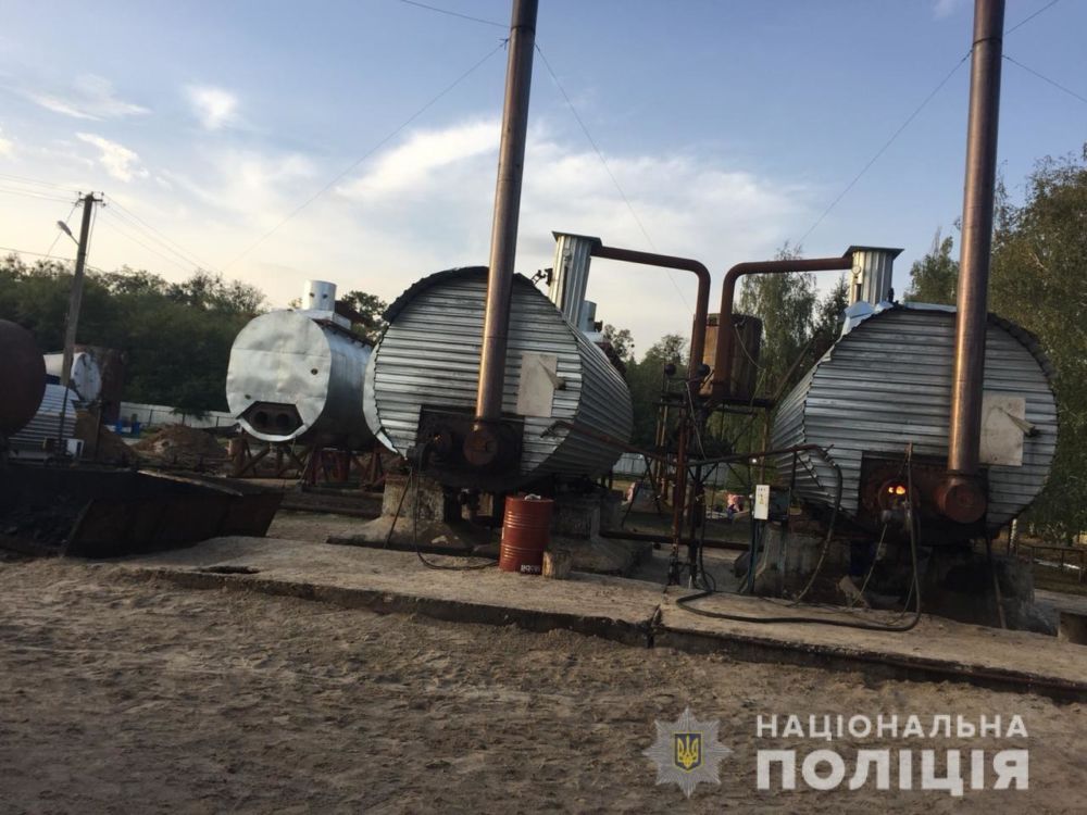 В Харьковской области “накрыли” подпольный цех по изготовлению горюче-смазочных материалов (фото)