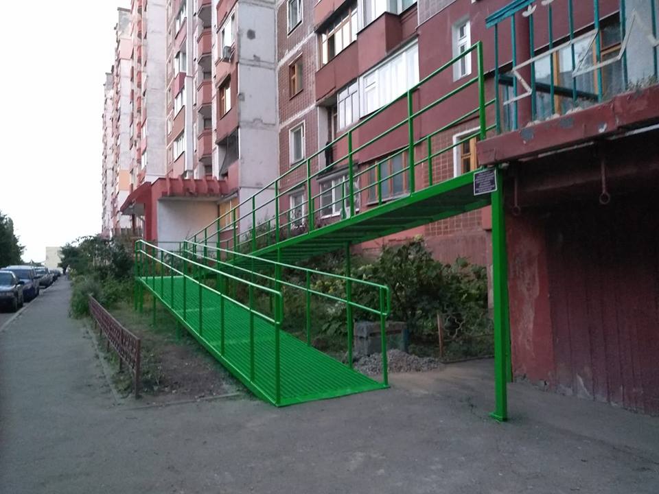 В Харькове возле дома спортсменки установили пандус