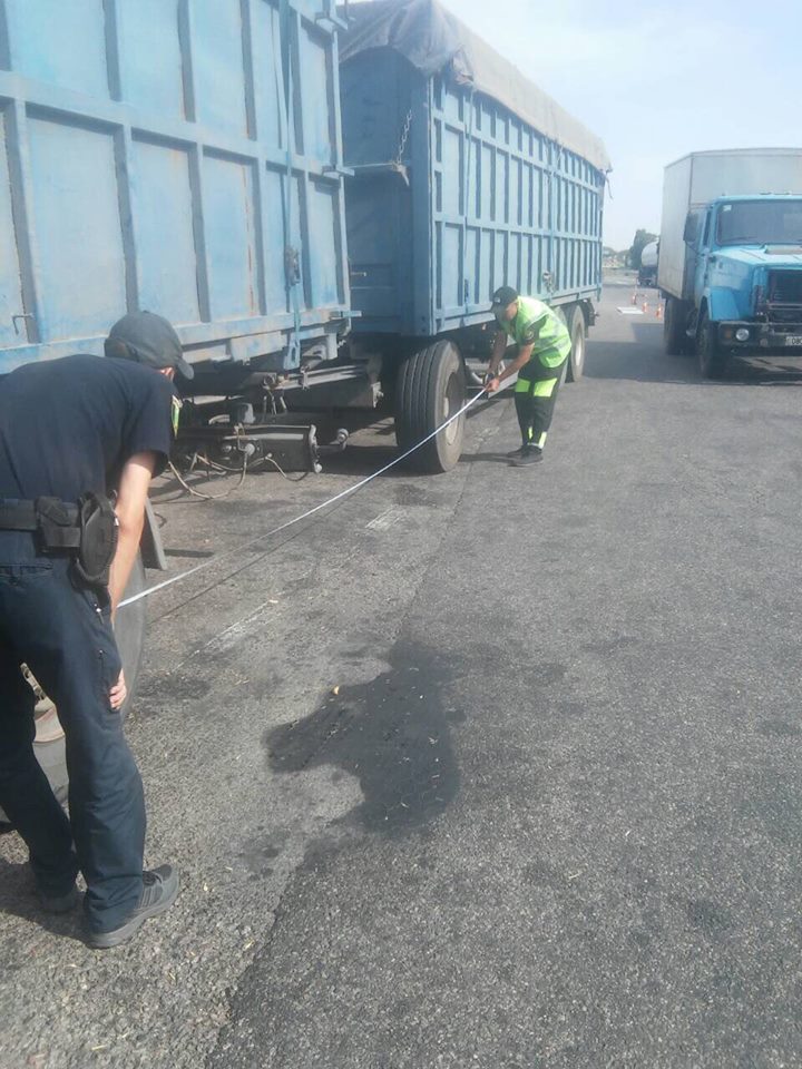 Под Харьковом у грузовика на ходу отвалилось колесо и повредило две “легковушки”