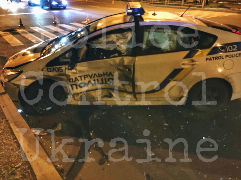 Минус Prius: в Харькове “копы” ехали на красный и попали в ДТП – соцсети