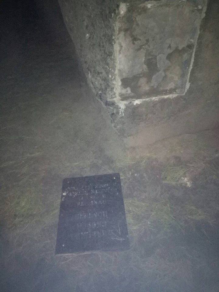 В Харькове националисты демонтировали мемориальную доску в честь открытия больницы скорой помощи