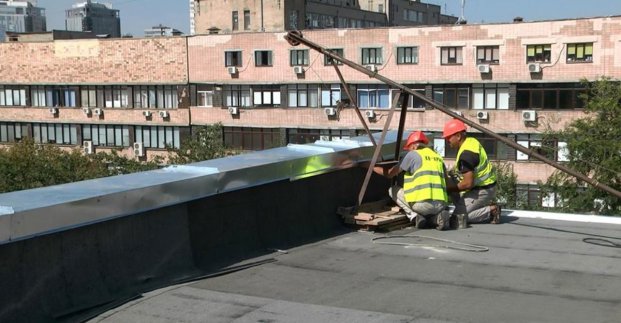 В харьковских домах ремонтируют крыши