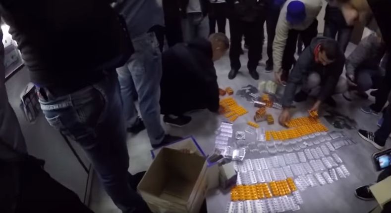 В Харькове “Семейная аптека” торгует наркотическисодержащими препаратами без рецепта – активисты (видео)