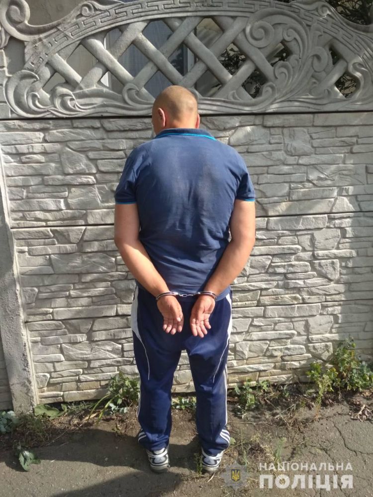 В Харькове мужчина посреди улицы сорвал с женщины украшение и скрылся