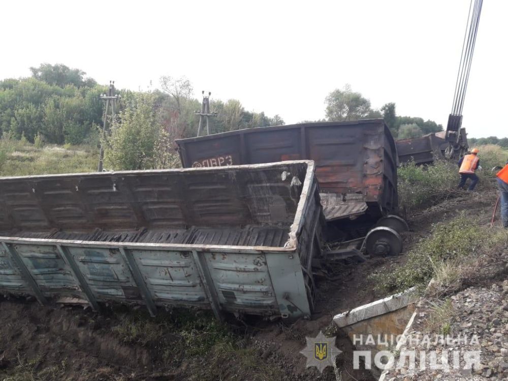 На Харьковщине пассажирский поезд столкнулся с грузовыми вагонами (видео)