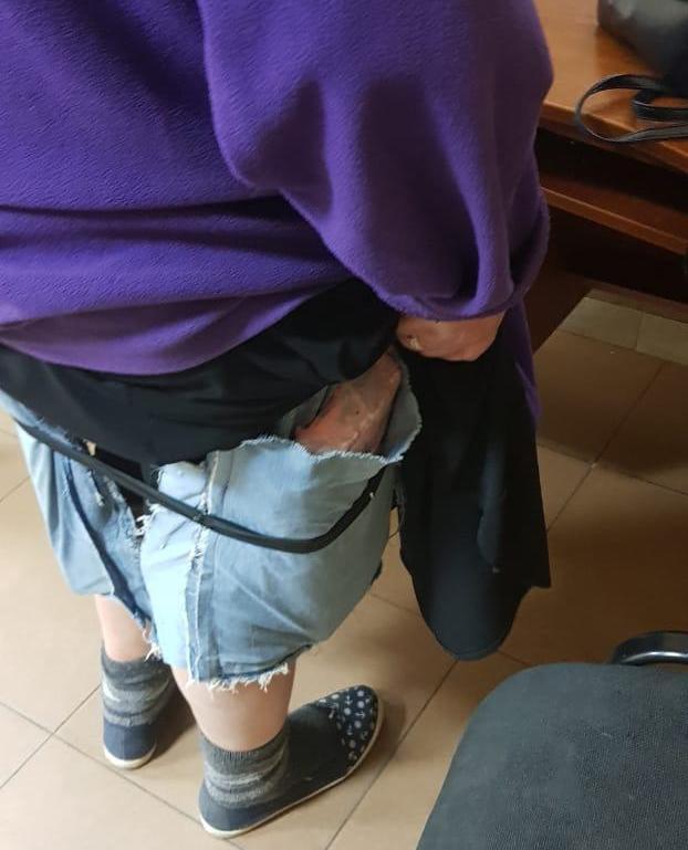В Гоптовке задержали женщину, которая спрятала в юбке 49 смартфонов IPHONE