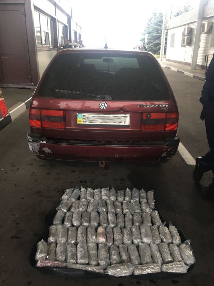 На Харьковщине задержали мужчину, который хотел перевезти через границу 21 кг марихуаны