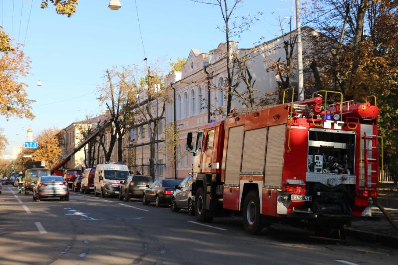 В Харькове горел Центр репродуктивной медицины: спасатели эвакуировали 15 человек