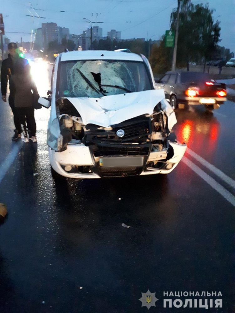 В Харькове автомобиль сбил пешеходов на “зебре”: один из пострадавших скончался на месте (видео)