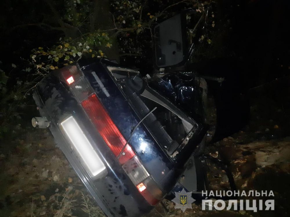 Под Харьковом ВАЗ въехал в дерево: водитель погиб на месте