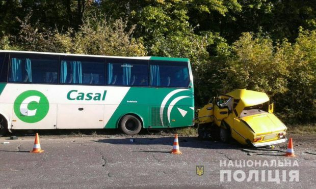 Под Харьковом ВАЗ въехал в рейсовый автобус: водитель "легковушки" погиб на месте