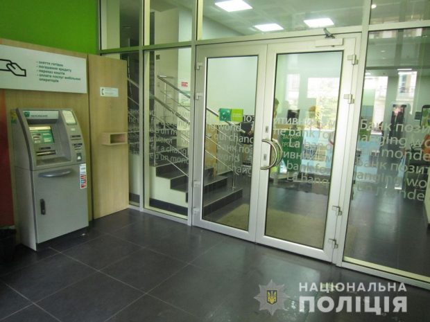 В центре Харькова у банка парень, угрожая ножом, пытался ограбить девушку