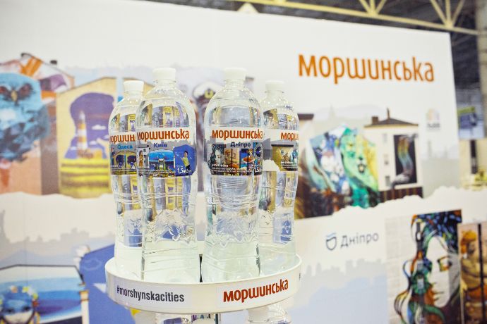 Харьковские муралы украсили бутылку украинского бренда воды